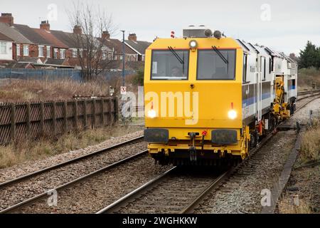 Volker Rail Matisa Tamper DR75503 passant par Scunthorpe avec le service d'infrastructure 6Q69 1138 Scunthorpe - Durham le 30/1/23. Banque D'Images