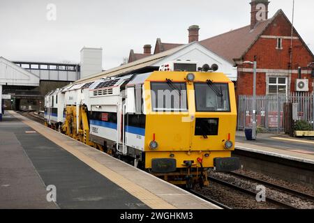 Volker Rail Matisa Tamper DR75503 passant par Scunthorpe avec le service d'infrastructure 6Q69 1138 Scunthorpe - Durham le 30/1/23. Banque D'Images