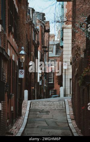 Petite rue dans le quartier de Beacon Hill à Boston, aux États-Unis, le 14 février 2020 Banque D'Images