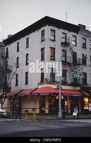 Restaurant dans le bâtiment d'angle à Manhattan à New York aux États-Unis le 20 février 2020 Banque D'Images