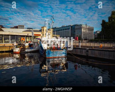 deux crevettiers amarrés sur un quai sur un quai de la ville le matin Banque D'Images