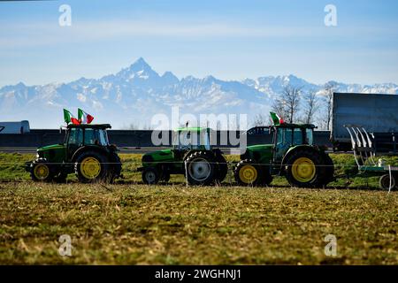 Foto Fabio Ferrari/LaPresse 5 Febbraio 2024 - Torino, Italia - cronaca - la protesta degli agricoltori contro le politiche agricole dell'UE. Presidio Organizato dal comitato Agricoltori Italiani a Rivoli, in un terreno che corre accanto all'interporto Sito e alla tangenziale. 5 février 2024 Turin, Italie - news- protestation des agriculteurs, déjà dans diverses régions d'Italie et d'Europe contre les politiques agricoles de l'UE. Présidium organisé par le Comité des agriculteurs italiens à Rivoli, dans un terrain qui court à côté de l'interport de Sito et de la rocade. Banque D'Images