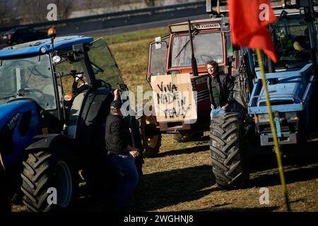 Foto Fabio Ferrari/LaPresse 5 Febbraio 2024 - Torino, Italia - cronaca - la protesta degli agricoltori contro le politiche agricole dell'UE. Presidio Organizato dal comitato Agricoltori Italiani a Rivoli, in un terreno che corre accanto all'interporto Sito e alla tangenziale. 5 février 2024 Turin, Italie - news- protestation des agriculteurs, déjà dans diverses régions d'Italie et d'Europe contre les politiques agricoles de l'UE. Présidium organisé par le Comité des agriculteurs italiens à Rivoli, dans un terrain qui court à côté de l'interport de Sito et de la rocade. Banque D'Images