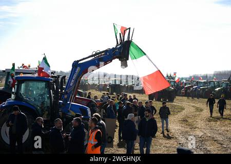 Foto Fabio Ferrari/LaPresse 5 Febbraio 2024 - Torino, Italia - cronaca - la protesta degli agricoltori contro le politiche agricole dell'UE. Presidio Organizato dal comitato Agricoltori Italiani a Rivoli, in un terreno che corre accanto all'interporto Sito e alla tangenziale. 5 février 2024 Turin, Italie - news- protestation des agriculteurs, déjà dans diverses régions d'Italie et d'Europe contre les politiques agricoles de l'UE. Présidium organisé par le Comité des agriculteurs italiens à Rivoli, dans un terrain qui court à côté de l'interport de Sito et de la rocade. Banque D'Images