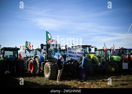 Foto Fabio Ferrari/LaPresse 5 Febbraio 2024 - Torino, Italia - cronaca - la protesta degli agricoltori contro le politiche agricole dell'UE. Presidio Organizato dal comitato Agricoltori Italiani a Rivoli, in un terreno che corre accanto all'interporto Sito e alla tangenziale. 5 février 2024 Turin, Italie - news- protestation des agriculteurs, déjà dans diverses régions d'Italie et d'Europe contre les politiques agricoles de l'UE. Présidium organisé par le Comité des agriculteurs italiens à Rivoli, dans un terrain qui court à côté de l'interport de Sito et de la rocade. Banque D'Images