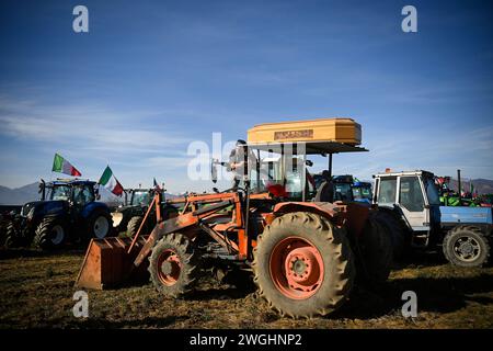 Foto Fabio Ferrari/LaPresse 5 Febbraio 2024 - Torino, Italia - cronaca - la protesta degli agricoltori contro le politiche agricole dell'UE. Presidio Organizato dal comitato Agricoltori Italiani a Rivoli, in un terreno che corre accanto all'interporto Sito e alla tangenziale. 5 février 2024 Turin, Italie - news- protestation des agriculteurs, déjà dans diverses régions d'Italie et d'Europe contre les politiques agricoles de l'UE. Présidium organisé par le Comité des agriculteurs italiens à Rivoli, dans un terrain qui court à côté de l'interport de Sito et de la rocade. Banque D'Images