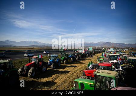 Foto Fabio Ferrari/LaPresse 5 Febbraio 2024 - Torino, Italia - cronaca - la protesta degli agricoltori contro le politiche agricole dell'UE. Presidio Organizato dal comitato Agricoltori Italiani a Rivoli, in un terreno che corre accanto all'interporto Sito e alla tangenziale. 5 février 2024 Turin, Italie - news- protestation des agriculteurs, déjà dans diverses régions d'Italie et d'Europe contre les politiques agricoles de l'UE. Présidium organisé par le Comité des agriculteurs italiens à Rivoli, dans un terrain qui court à côté de l'interport de Sito et de la rocade. Banque D'Images