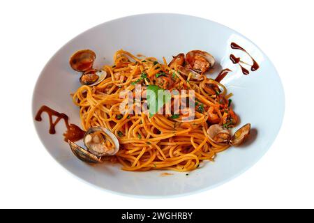 Assiette avec un spaghetti Frutti Mare isolé sur fond blanc Banque D'Images
