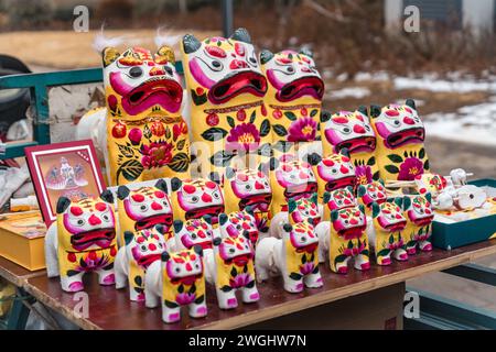 Les poupées chinoises colorées : artisanat folklorique de la province du Shandong, Chine, argile appelée Tiger Banque D'Images