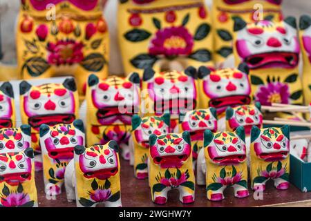 Les poupées chinoises colorées : artisanat folklorique de la province du Shandong, Chine, argile appelée Tiger Banque D'Images