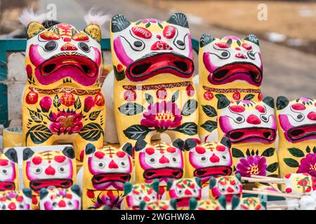 Les poupées chinoises colorées : artisanat folklorique de la province du Shandong, Chine, argile appelée Tiger Banque D'Images