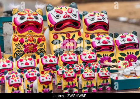 Les poupées chinoises colorées : artisanat folklorique de la province du Shandong, Chine, argile appelée Tiger Banque D'Images