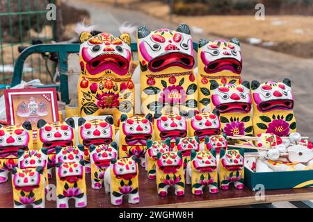 Les poupées chinoises colorées : artisanat folklorique de la province du Shandong, Chine, argile appelée Tiger Banque D'Images