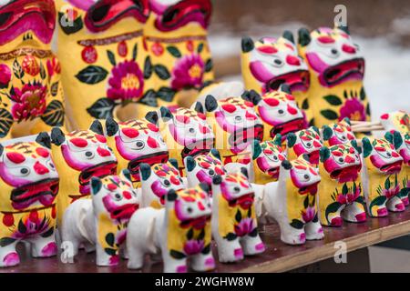 Les poupées chinoises colorées : artisanat folklorique de la province du Shandong, Chine, argile appelée Tiger Banque D'Images