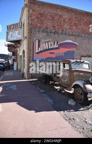 Lowell, Arizona, États-Unis d'Amérique 30 décembre 2023. Fondée en 1880, Lowell fait maintenant partie de Bisbee, Arizona. La plupart des maisons ont disparu à cause de la mine Lavender Open Pit Banque D'Images