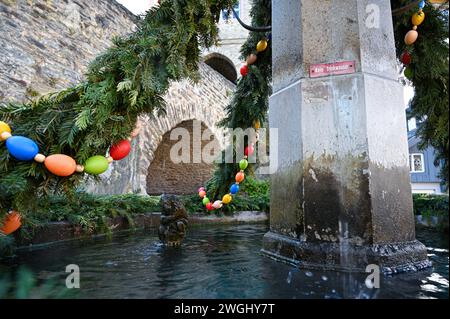 Loewenbrunnen am Koenig-Adolf-Platz in Idstein wird zum Osterbrunnen Foto vom 17.04.2022. Der Osterbrunnen wird traditionsgemaess jedes Jahr einige Tage vor Ostern mit mehreren hundert bunt bemalten Eiern geschmueckt. USAGE ÉDITORIAL EXCLUSIF *** la fontaine du lion sur Koenig Adolf Platz à Idstein devient une fontaine de Pâques photo du 17 04 2022 la fontaine de Pâques est traditionnellement décorée chaque année quelques jours avant Pâques avec plusieurs centaines d'œufs peints colorés USAGE ÉDITORIAL UNIQUEMENT Copyright : epd-bild/HeikexLyding  DSC6207 Banque D'Images