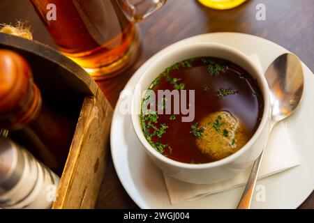 Soupe de bœuf avec boulettes de foie servies sur table Banque D'Images