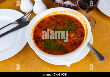 Soupe kharcho traditionnelle géorgienne Banque D'Images