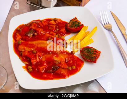 Filet de tilapia avec légumes, frites et tomates séchées Banque D'Images