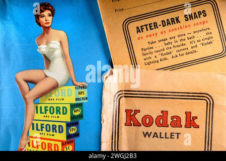 Vieux portefeuilles négatifs Kodak et Ilford (années 1950) avec design / publicité d'époque Banque D'Images