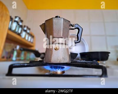 Café bouillant sur gaz dans la cuisine. Moka pot, cafetière italienne traditionnelle Banque D'Images