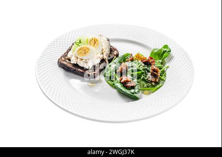 Sandwichs aux sardines, œuf, concombre et fromage à la crème, salade garnir d'épinards et de tomates séchées. Isolé sur fond blanc. Vue de dessus Banque D'Images