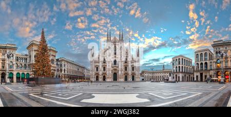 Milan, Italie au Duomo de Milan et Galleria pendant Noël à l'aube. Banque D'Images