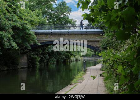 Londres - 29 05 2022 : pont de briques sur Regent's canal. Banque D'Images