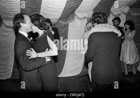 Westminster, Londres, Angleterre vers septembre 1981. Les riches classes moyennes dansent toute la nuit au Berkeley Square Ball annuel à Londres. ANNÉES 1980 ROYAUME-UNI HOMER SYKES Banque D'Images