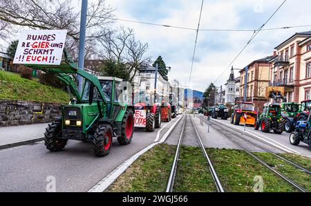 Die Traktoren welche nicht auf den Platz der alten Synagoge durften, wurde in der Werthmannsstrasse abgestellt. Die Botschaft an die amtierende Ampel- Banque D'Images