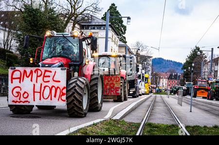 Die Traktoren welche nicht auf den Platz der alten Synagoge durften, wurde in der Werthmannsstrasse abgestellt. Die Botschaft an die amtierende Ampel- Banque D'Images