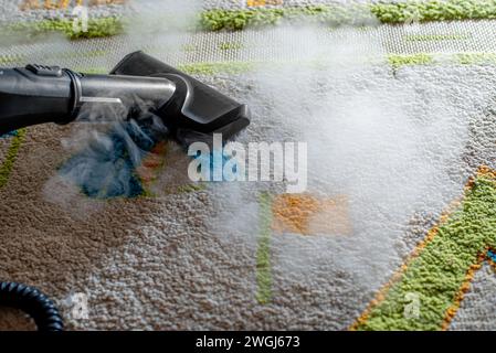 tapis de nettoyage dans la chambre des enfants avec vapeur Banque D'Images