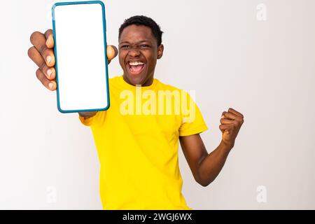 jeune homme excité montrant un écran de téléphone vierge Banque D'Images