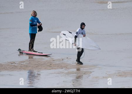 Jeunes surfeurs masculins qui se préparent à participer à la compétition de surf Rip Curl Grom Search à Fistral à Newquay en Cornouailles au Royaume-Uni. Banque D'Images