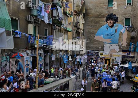 Murale Diego Armando Maradona - Quartieri Spagnoli (mural du quartier espagnol) Naples, Italie, Italie, Naples Campanie Italie. Réalisé à l'occasion du deuxième Scudetto de Naples, dans le 1990, la murale de Maradona est située dans le Quartieri Spagnoli et a été restaurée dans le 2016 grâce aux contributions des citoyens de la région Banque D'Images