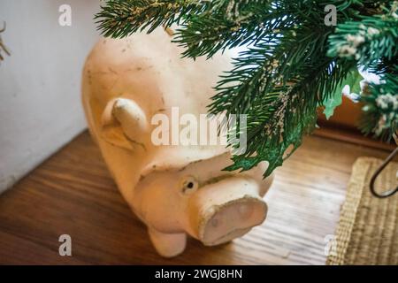 une tirelire multicolore pour les pièces de monnaie se tient sur une planche de bois, photo en gros plan Banque D'Images