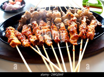 Délicieux cuisine indonésienne culinaire, satay de poulet et satay de chèvre dans les assiettes de barbecue Banque D'Images