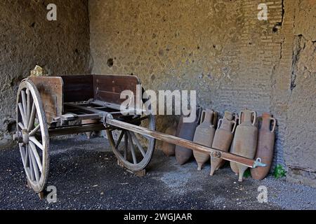 Chariot en bois Pompéi Roman City est situé près de Naples dans la région de Campanie en Italie. Pompéi a été enterré sous 4-6 m de cendres volcaniques et de pierre ponce lors de l'éruption du Vésuve en 79. Italie Banque D'Images