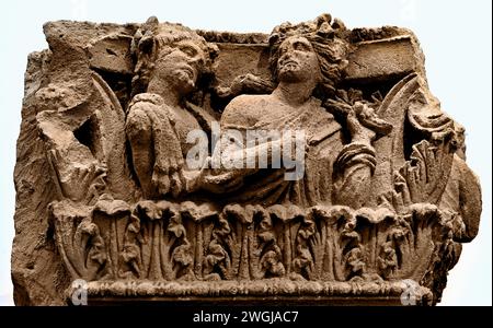 Capitale romaine richement sculptée en tuf de Pompéi représentant un couple marié. Seconde moitié du IIe siècle avant notre ère. Pompéi Antiquarium Pompéi la ville romaine de Pompéi est située près de Naples dans la région de Campanie en Italie. Pompéi a été enterré sous 4-6 m de cendres volcaniques et de pierre ponce lors de l'éruption du Vésuve en 79. Italie Banque D'Images