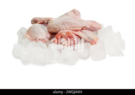 Ailes de poulet crues congelées sur de la glace sur un fond isolé Banque D'Images