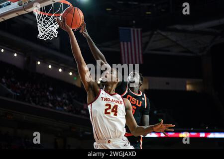 L’attaquant des chevaux de Troie de l’USC Joshua Morgan (24 ans) reçoit un tir bloqué par le centre des Beavers de l’Oregon State Chol Marial (15 ans) lors d’un match de basketball masculin de la NCAA, Saturd Banque D'Images