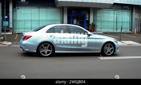 Berline de luxe, Mercedes Benz classe C, conduite dans la zone commerciale, Radio Dalam Street, Jakarta. Banque D'Images