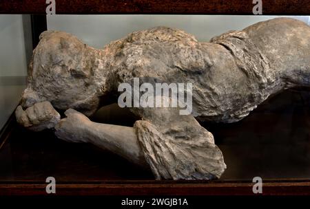 Plâtre coulé d'un homme, Pompéi Romain ruiné ville morts personnes victime humaine corps plâtre plâtre Vésuve Italie Italien Romain Banque D'Images