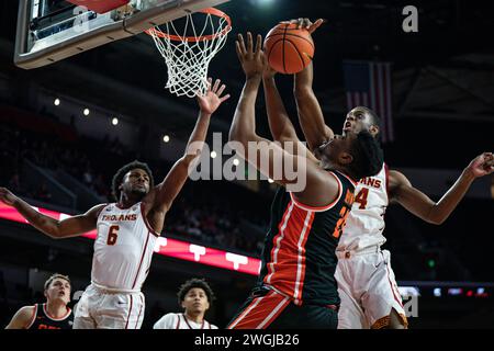 L’attaquant des chevaux de Troie de l’USC Joshua Morgan (24) bloque une tentative de tir du centre des Beavers de l’État de l’Oregon, KC Ibekwe (24), lors d’un match de basketball masculin de la NCAA, Saturd Banque D'Images