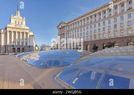 Sofia, Bulgarie - 16 octobre 2023 : site archéologique de Serdica et bâtiment de l'Assemblée nationale bulgare dans le centre de la capitale jour d'automne. Banque D'Images