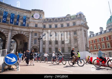 L'emblème du couronnement du roi Charles III est installé sur l'arche de l'Amirauté à Londres. Banque D'Images