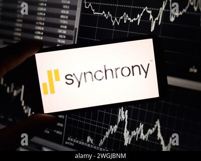 Konskie, Pologne - 04 février 2024 : logo de la société Synchrony Financial affiché sur l'écran du téléphone portable Banque D'Images