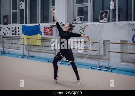 © Adrien Vautier/le Pictorium/MAXPPP - Kiev 05/12/2023 Adrien Vautier/le Pictorium - 05/12/2023 - Ukraine/Kiev - Maria Vysotchanska, 21 ans, est la capitaine de l'equipe nationale de gymnastique rythmique ukrainienne. Elle a ete medaillee d'Or, d'argent, et de bronze avec son equipe lors des championnats europeens, puis de bronze lors des championnats du monde de 2023. Pour la jeune gymnaste, la guerre a begin en 2014, son pere fait partie des derniers defenseurs de l'aeroport international de Donetsk, surnomme -les cyborgs-. Il a ete pris au piege durant 4 mois de fin septembre Banque D'Images