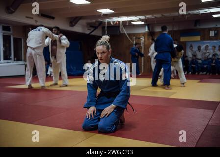 © Adrien Vautier/le Pictorium/MAXPPP - Kiev 10/11/2023 Adrien Vautier/le Pictorium - 10/11/2023 - Ukraine/Kiev - Daria Bilodid, 21 ans, medaille de bronze des -48kg a Tokyo en 2021, star du judo et des reseaux sociaux avec ses 500K de followers, a du se refugier a Valence en Espagne quelques mois afin de continuer son entrainement. Reveillee par les explosions au matin du 24 fevrier 2022, la figure de proue du judo ukrainien doit plier bagage. Direction Uzhhorod, a la frontiere ouest de l'Ukraine. Pendentif 5 jours, Daria Bilodid aide, avec des amis, les refuges venus de l'est, leur a Banque D'Images