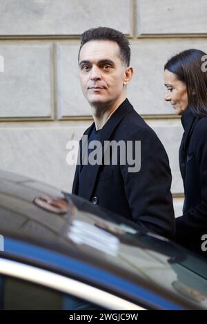 MILAN, ITALIE - 15 JANVIER 2024 : Pedro Alonso avant le défilé Giorgio Armani, dans le style de la semaine de la mode de Milan Banque D'Images